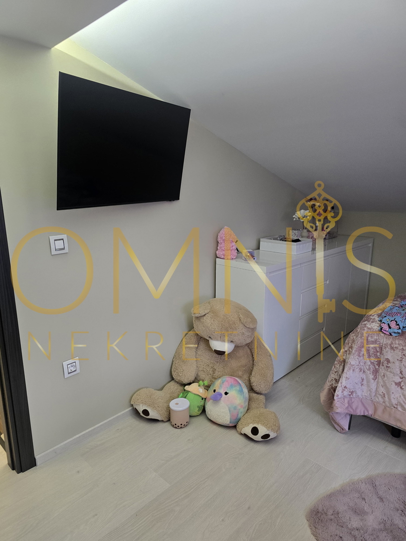 Viškovo, appartamento su due livelli, 110 m2, 3 camere + soggiorno con angolo cottura, in vendita!