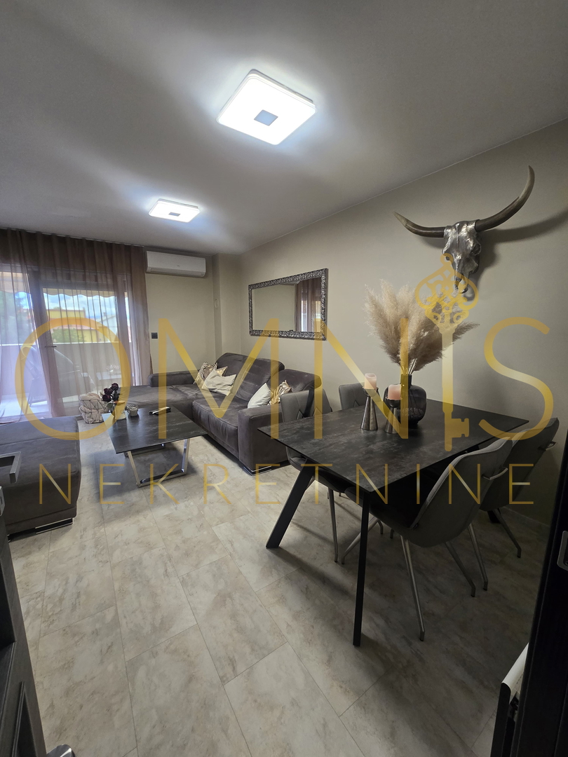 Viškovo, appartamento su due livelli, 110 m2, 3 camere + soggiorno con angolo cottura, in vendita!