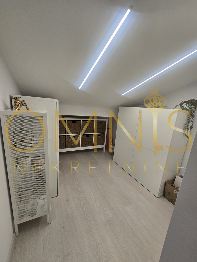 Viškovo, appartamento su due livelli, 110 m2, 3 camere + soggiorno con angolo cottura, in vendita!