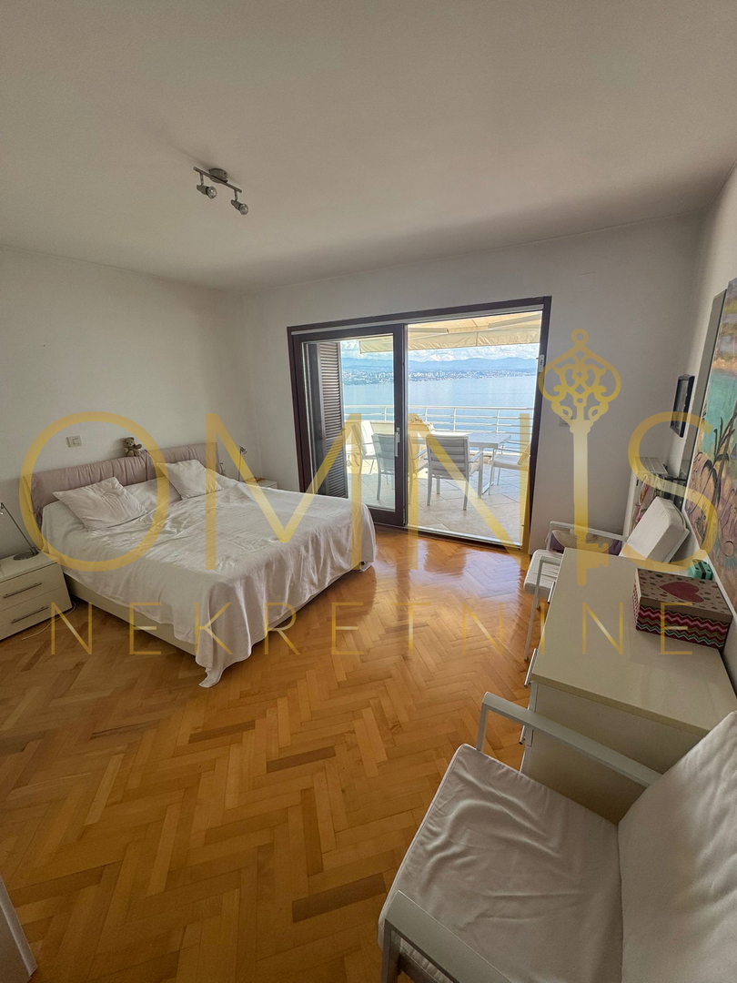 OPATIJA – APPARTAMENTO SU DUE LIVELLI IN VILLA CON VISTA PANORAMICA SUL MARE