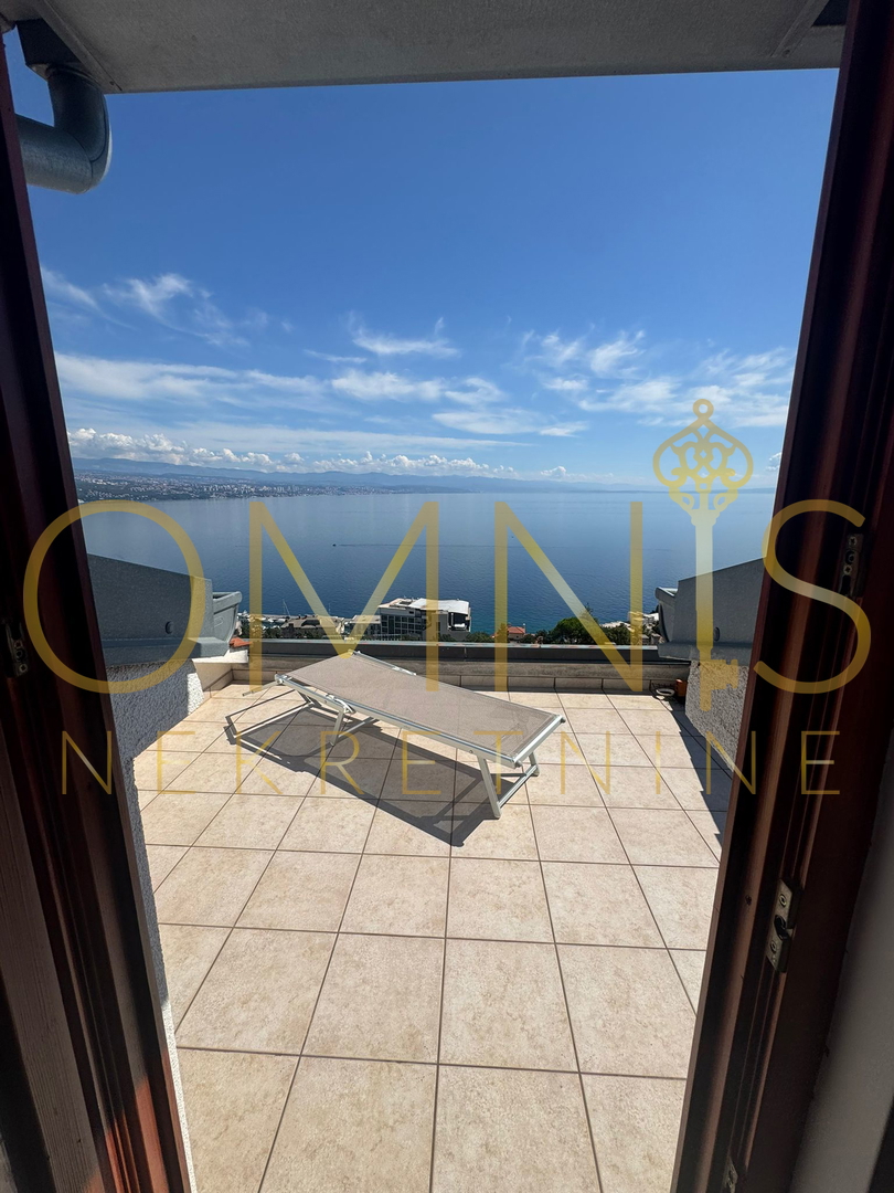OPATIJA – APPARTAMENTO SU DUE LIVELLI IN VILLA CON VISTA PANORAMICA SUL MARE