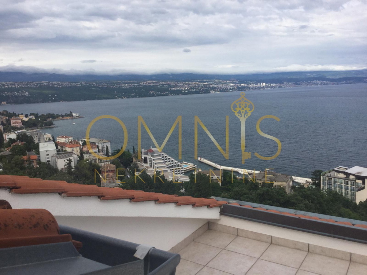 OPATIJA – APPARTAMENTO SU DUE LIVELLI IN VILLA CON VISTA PANORAMICA SUL MARE