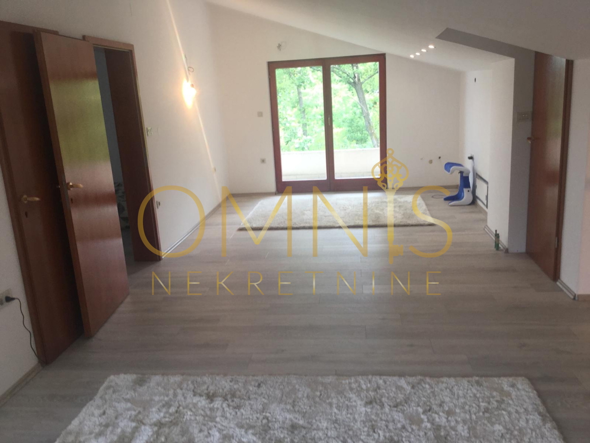 OPATIJA – APPARTAMENTO SU DUE LIVELLI IN VILLA CON VISTA PANORAMICA SUL MARE