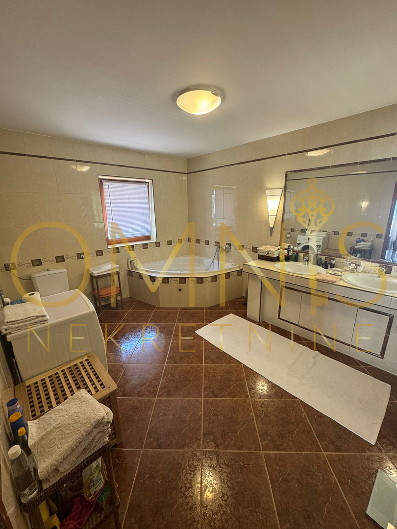 OPATIJA – APPARTAMENTO SU DUE LIVELLI IN VILLA CON VISTA PANORAMICA SUL MARE