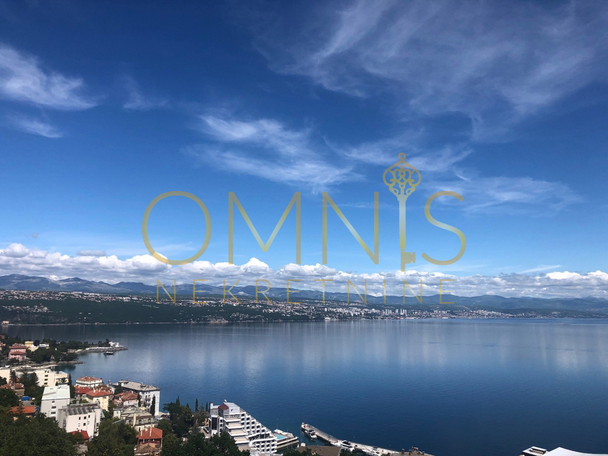 OPATIJA – APPARTAMENTO SU DUE LIVELLI IN VILLA CON VISTA PANORAMICA SUL MARE
