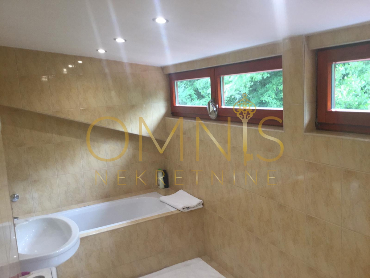 OPATIJA – APPARTAMENTO SU DUE LIVELLI IN VILLA CON VISTA PANORAMICA SUL MARE