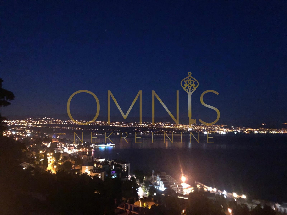 OPATIJA – APPARTAMENTO SU DUE LIVELLI IN VILLA CON VISTA PANORAMICA SUL MARE
