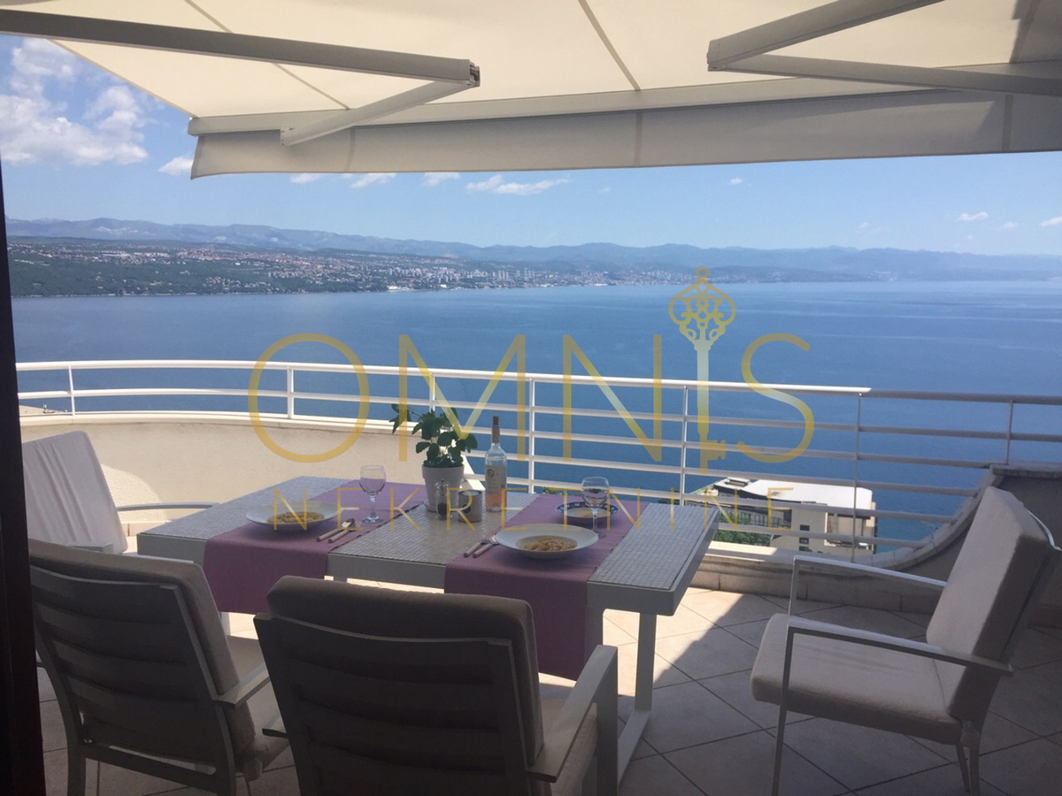 OPATIJA – APPARTAMENTO SU DUE LIVELLI IN VILLA CON VISTA PANORAMICA SUL MARE