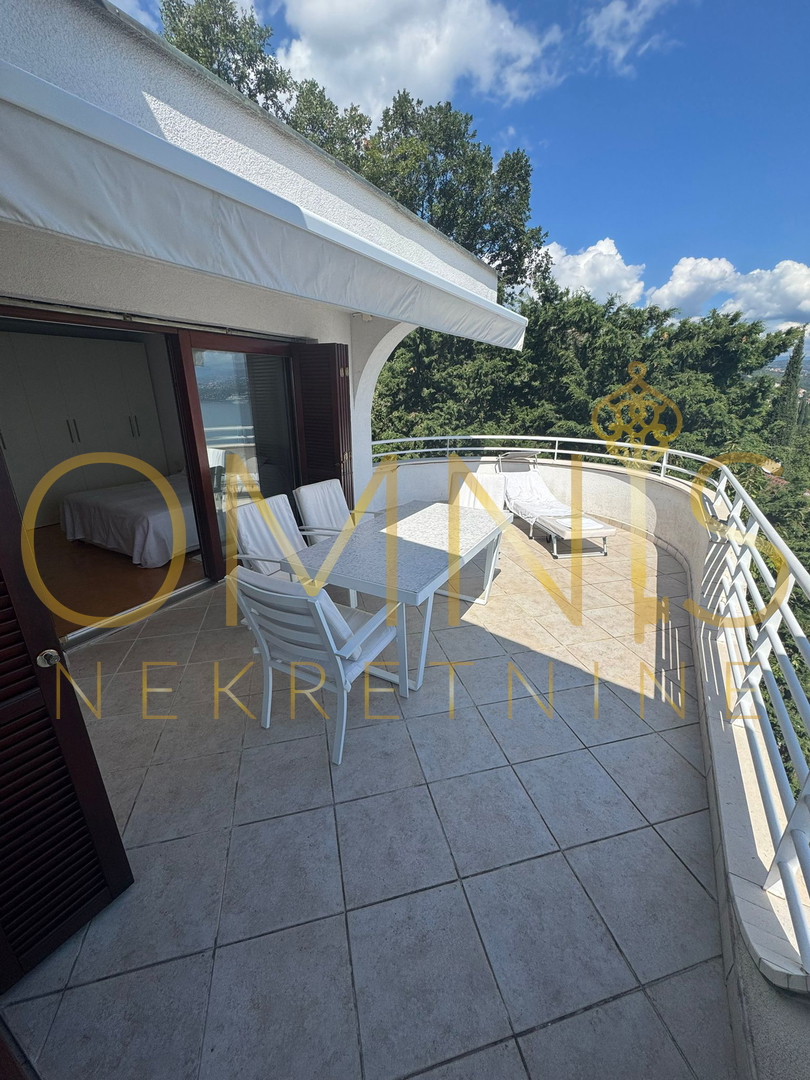 OPATIJA – APPARTAMENTO SU DUE LIVELLI IN VILLA CON VISTA PANORAMICA SUL MARE