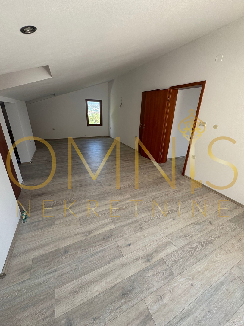 OPATIJA – APPARTAMENTO SU DUE LIVELLI IN VILLA CON VISTA PANORAMICA SUL MARE