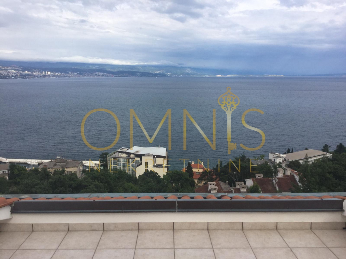 OPATIJA – APPARTAMENTO SU DUE LIVELLI IN VILLA CON VISTA PANORAMICA SUL MARE