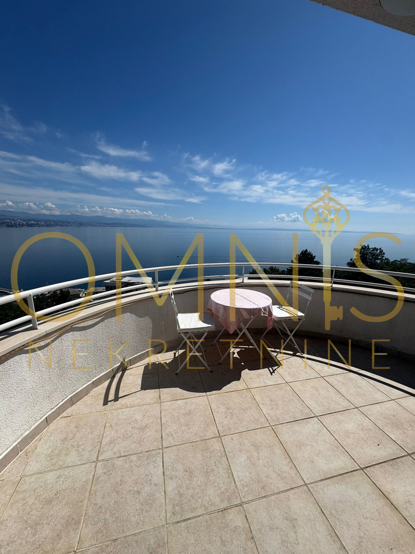 OPATIJA – APPARTAMENTO SU DUE LIVELLI IN VILLA CON VISTA PANORAMICA SUL MARE
