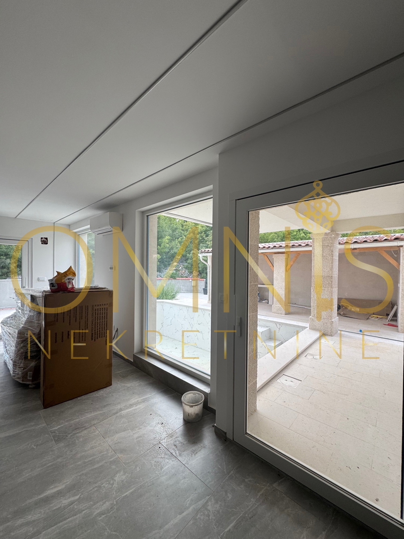 Vrbnik, isola di Krk – casa moderna con piscina e giardino