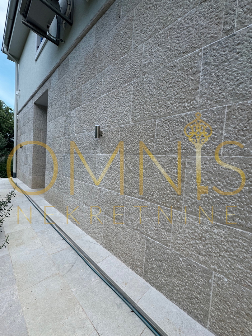 Vrbnik, isola di Krk – casa moderna con piscina e giardino