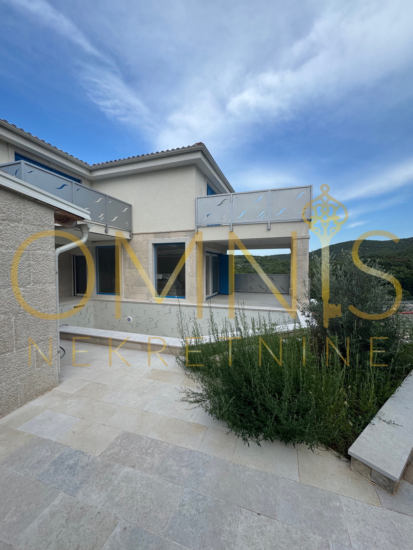 Vrbnik, isola di Krk – casa moderna con piscina e giardino