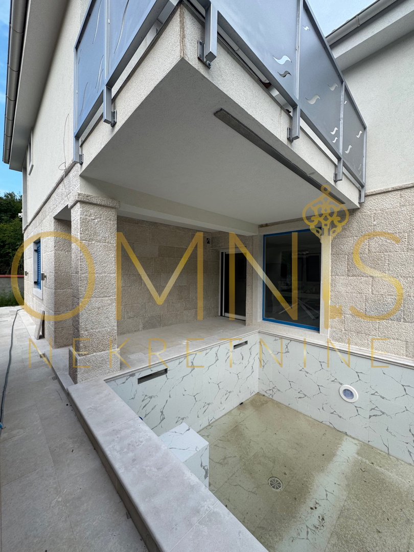 Vrbnik, isola di Krk – casa moderna con piscina e giardino