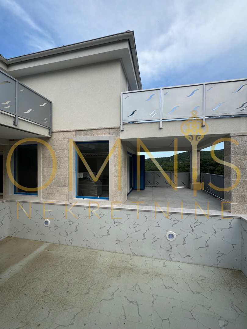 Vrbnik, isola di Krk – casa moderna con piscina e giardino