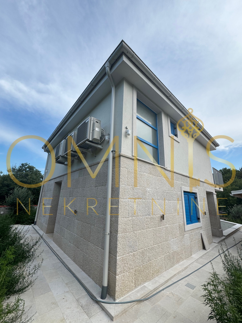 Vrbnik, isola di Krk – casa moderna con piscina e giardino