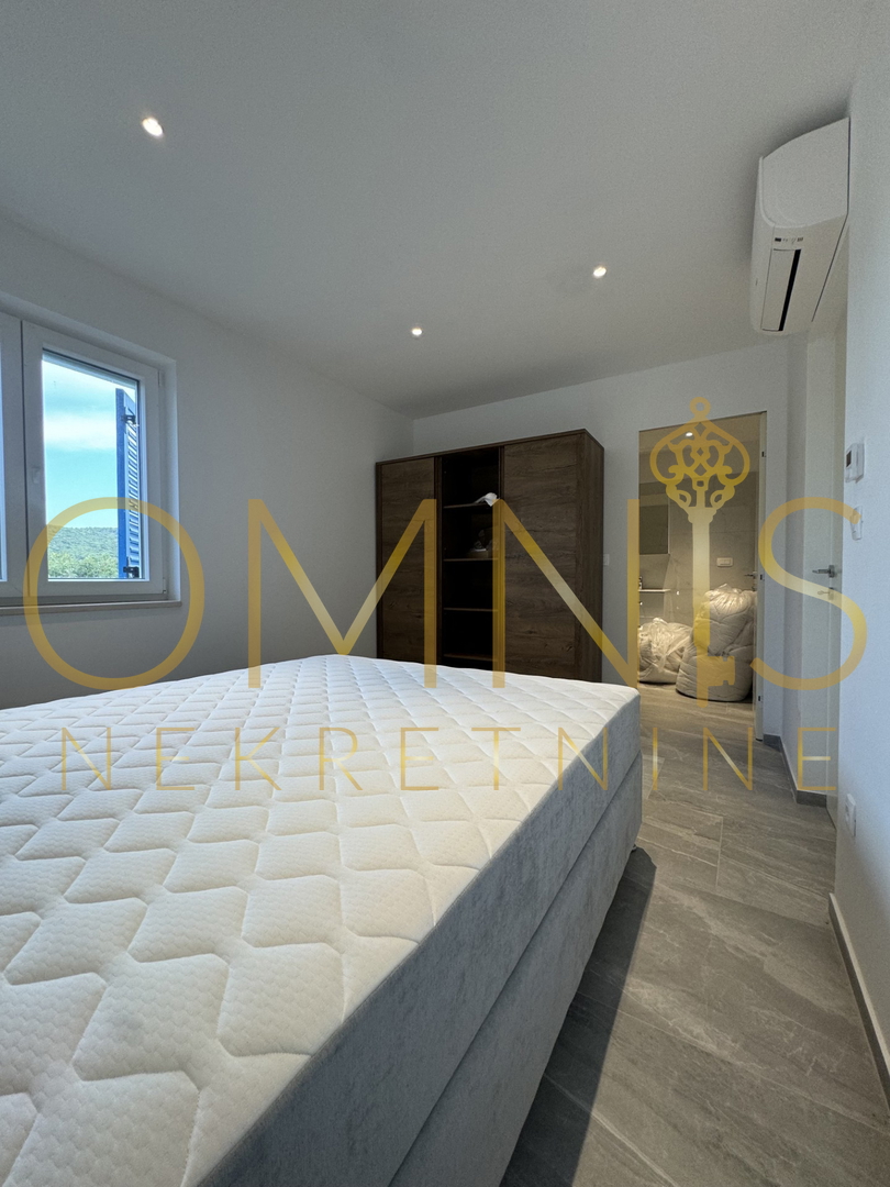 Vrbnik, isola di Krk – casa moderna con piscina e giardino