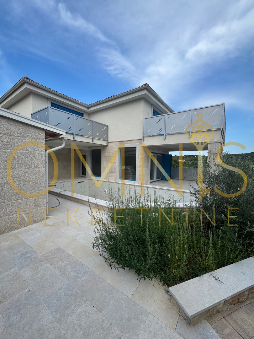 Vrbnik, isola di Krk – casa moderna con piscina e giardino