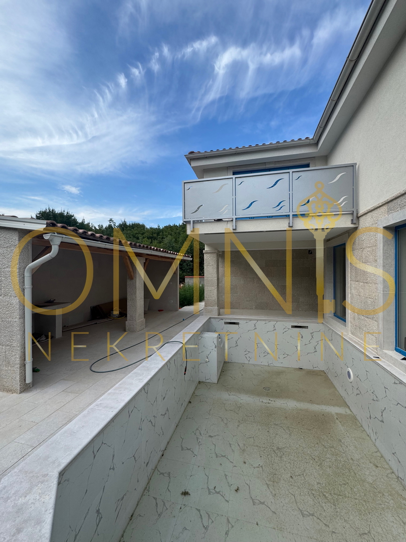 Vrbnik, isola di Krk – casa moderna con piscina e giardino