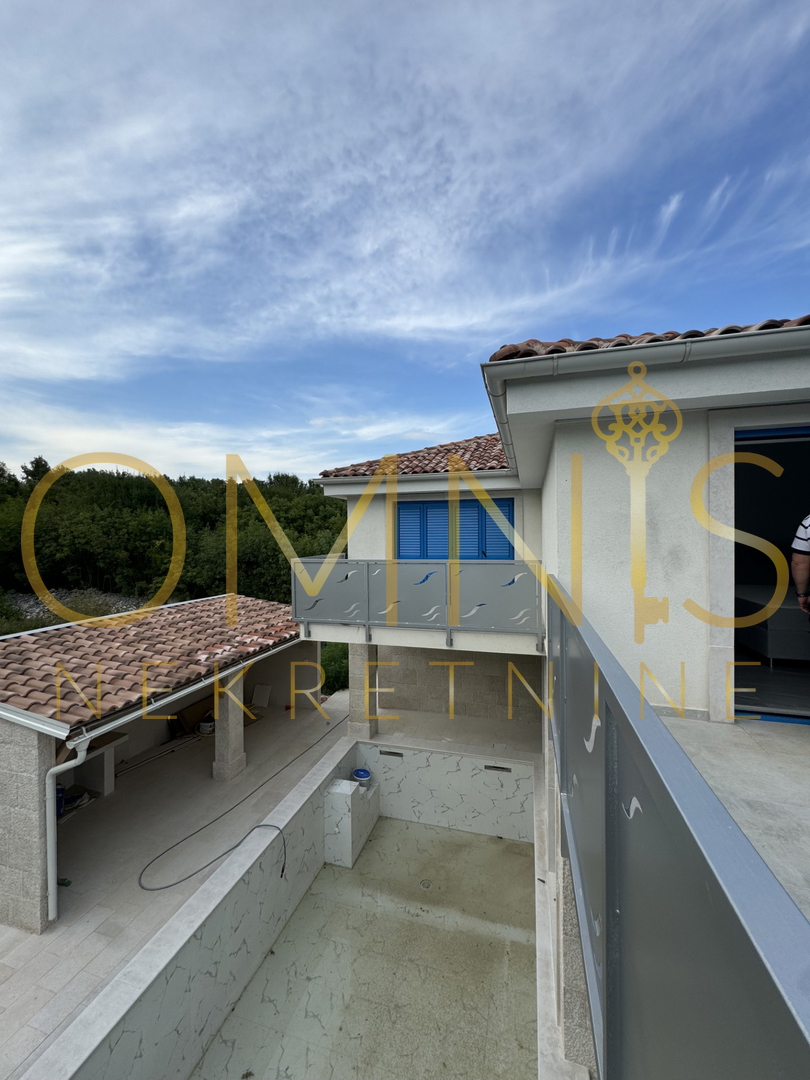 Vrbnik, isola di Krk – casa moderna con piscina e giardino