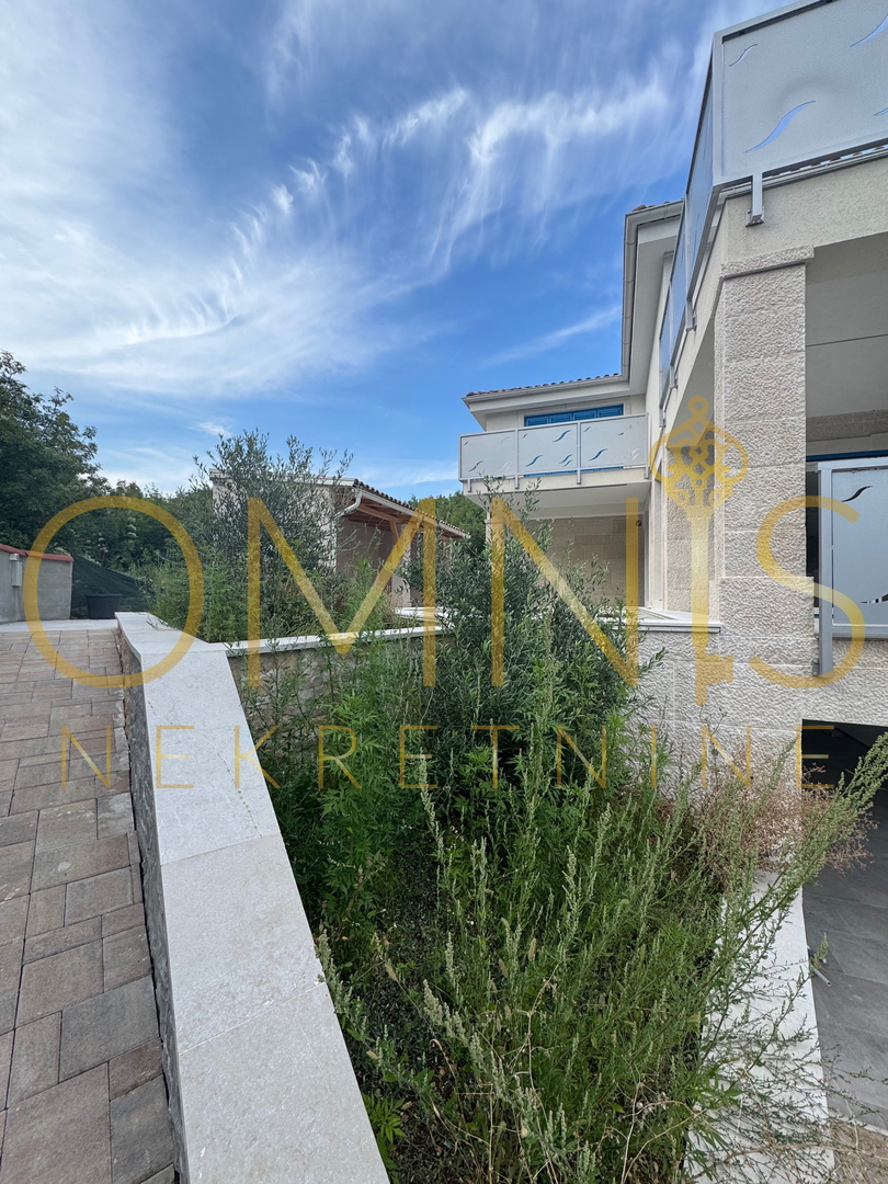 Vrbnik, isola di Krk – casa moderna con piscina e giardino