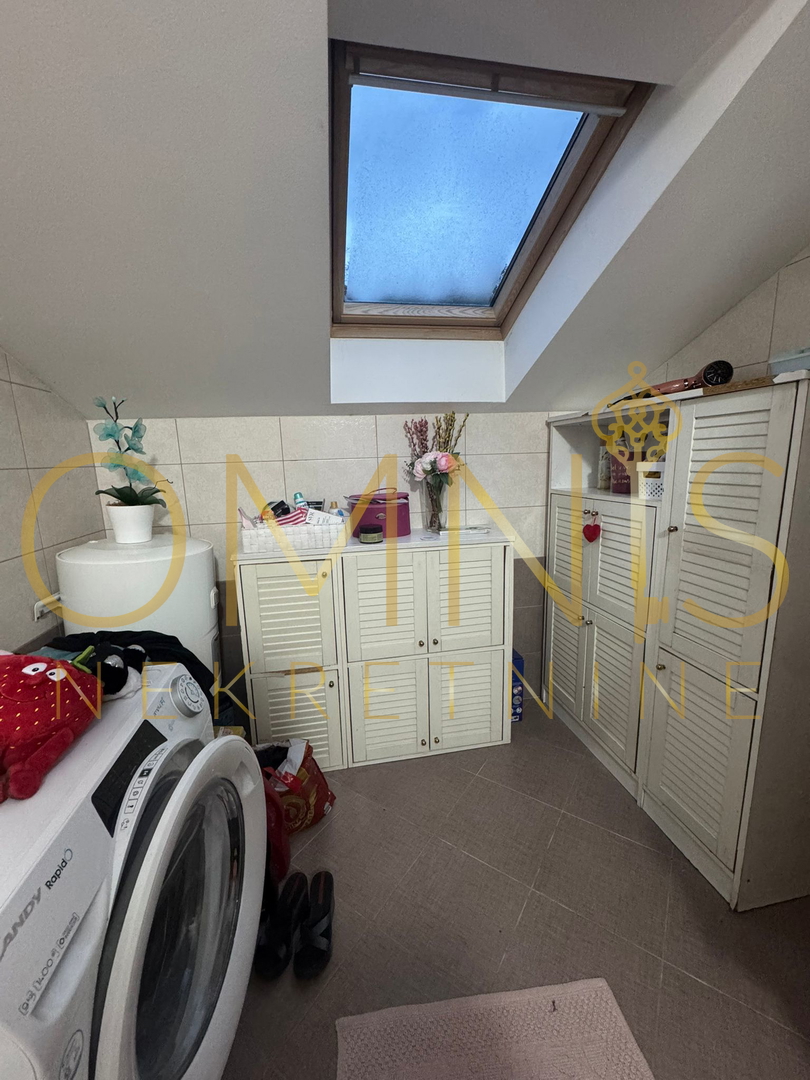 Viškovo, appartamento su due piani di 86 m² con terrazza e ripostiglio