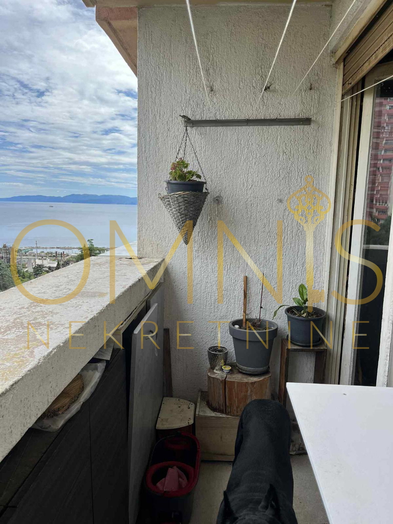 RIJEKA – APPARTAMENTO TRILOCALE + CANTINA, 65m² – VISTA MARE