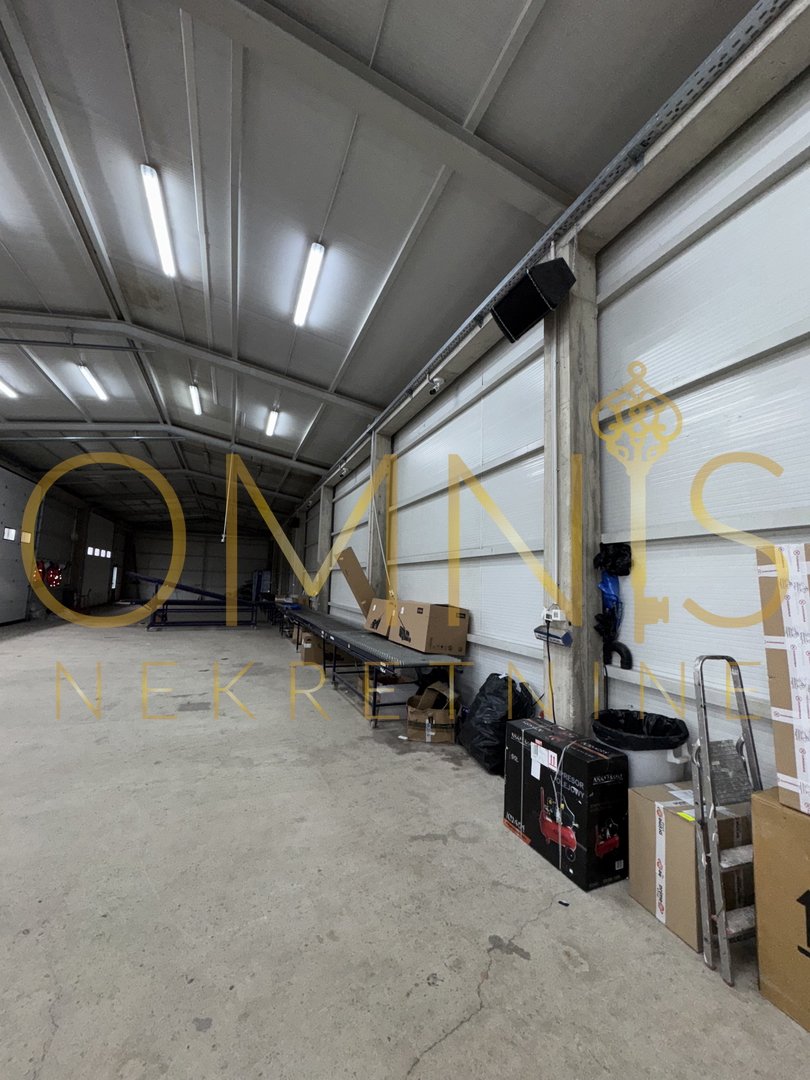 Vendesi capannone industriale con ampio cortile e reddito passivo – Čavle