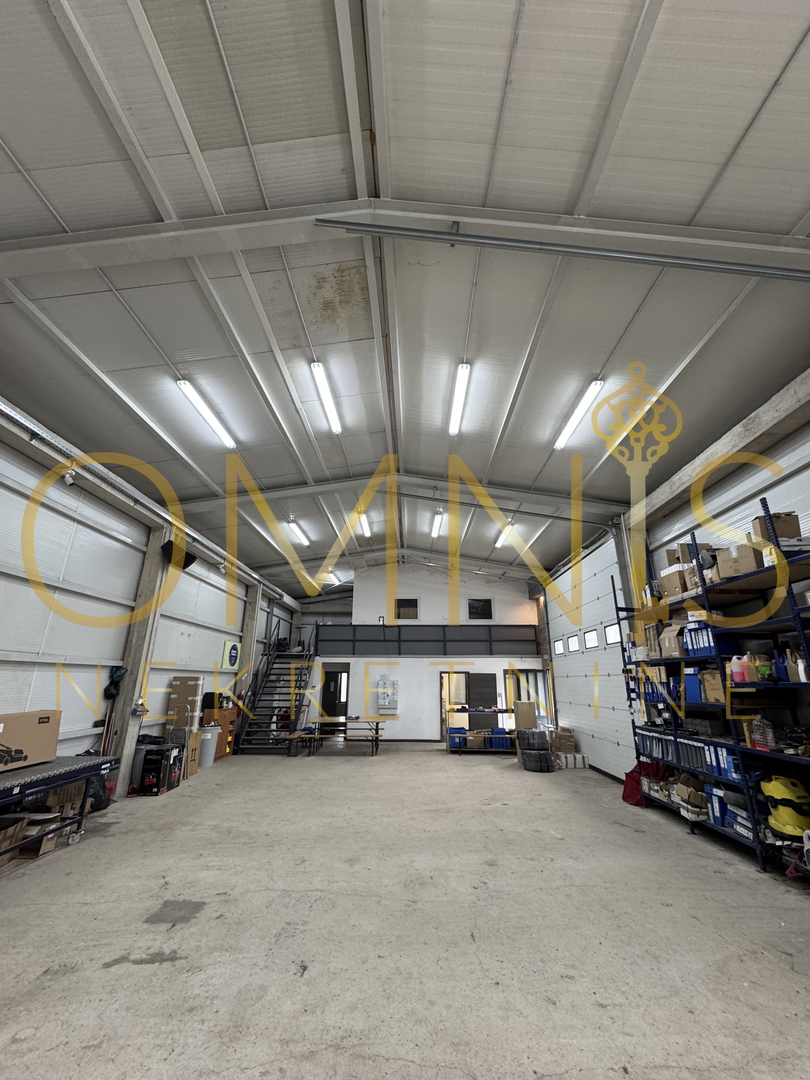 Vendesi capannone industriale con ampio cortile e reddito passivo – Čavle