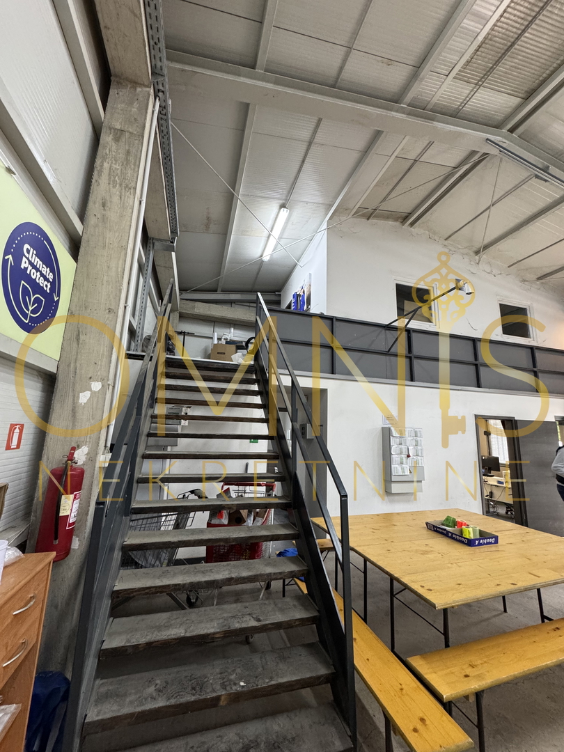 Vendesi capannone industriale con ampio cortile e reddito passivo – Čavle