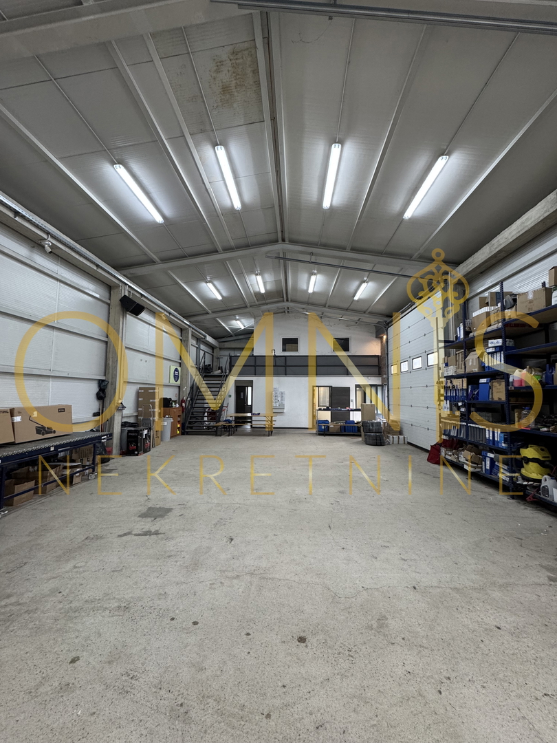 Vendesi capannone industriale con ampio cortile e reddito passivo – Čavle