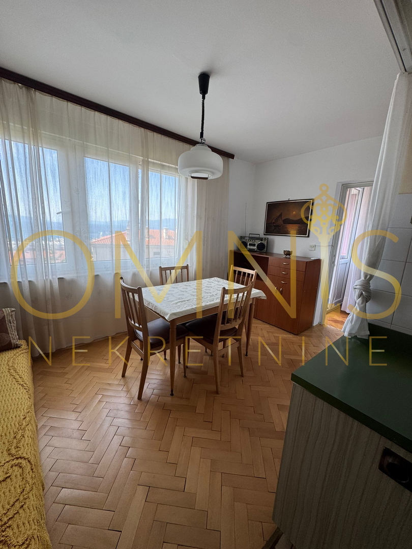 RIJEKA, PODMURVICE – Appartamento trilocale con balcone e vista mare, 68 m²