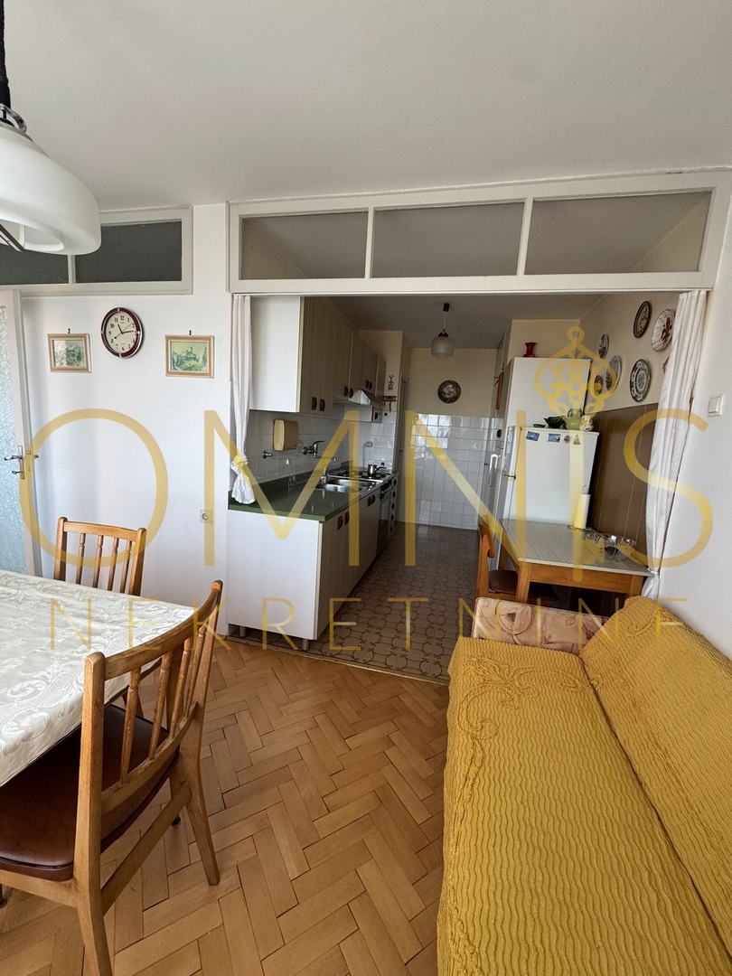 RIJEKA, PODMURVICE – Appartamento trilocale con balcone e vista mare, 68 m²