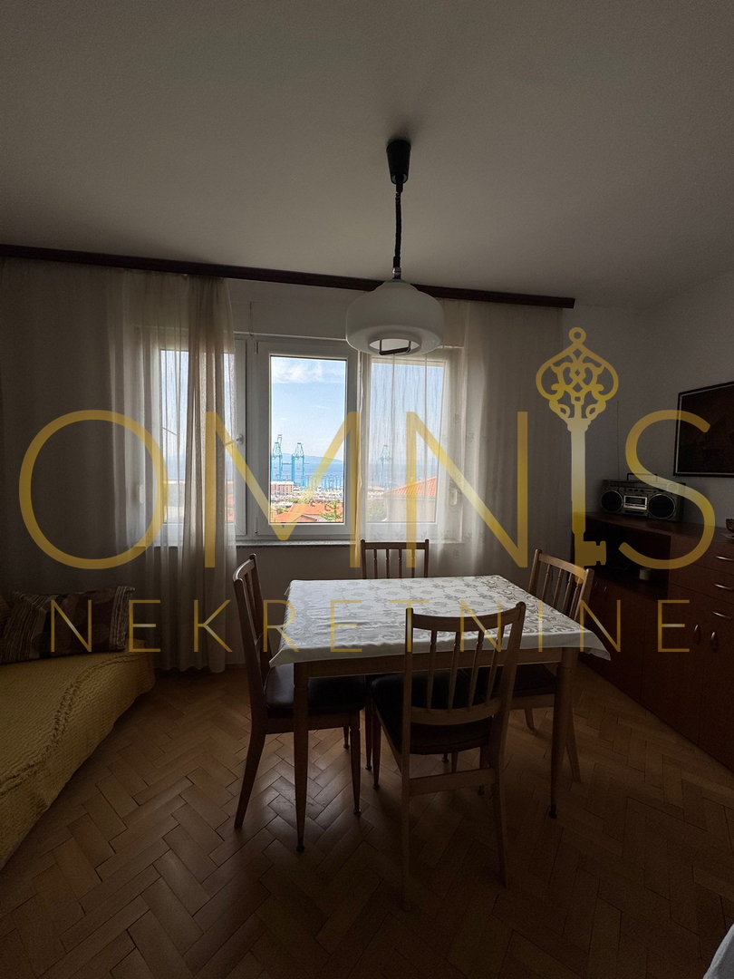 RIJEKA, PODMURVICE – Appartamento trilocale con balcone e vista mare, 68 m²