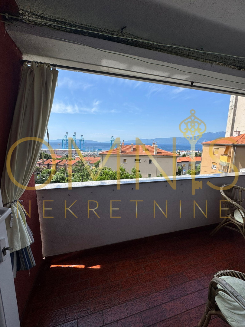 RIJEKA, PODMURVICE – Appartamento trilocale con balcone e vista mare, 68 m²