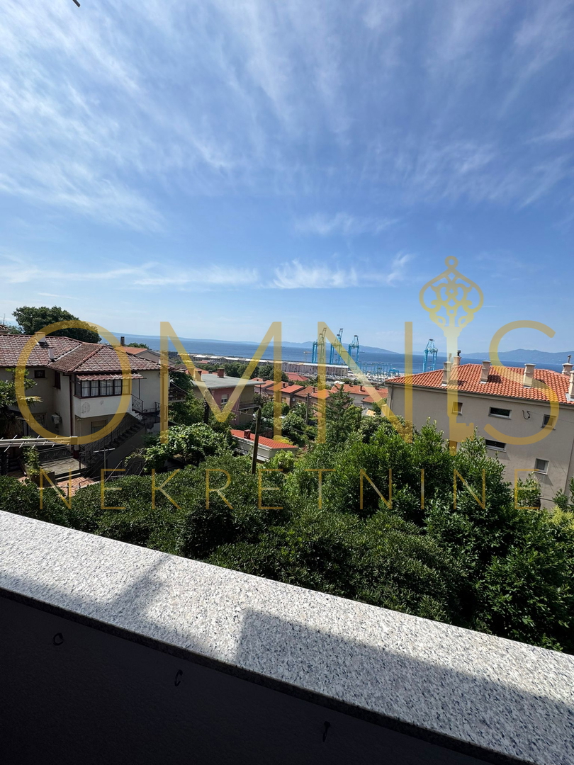 RIJEKA, PODMURVICE – Appartamento trilocale con balcone e vista mare, 68 m²