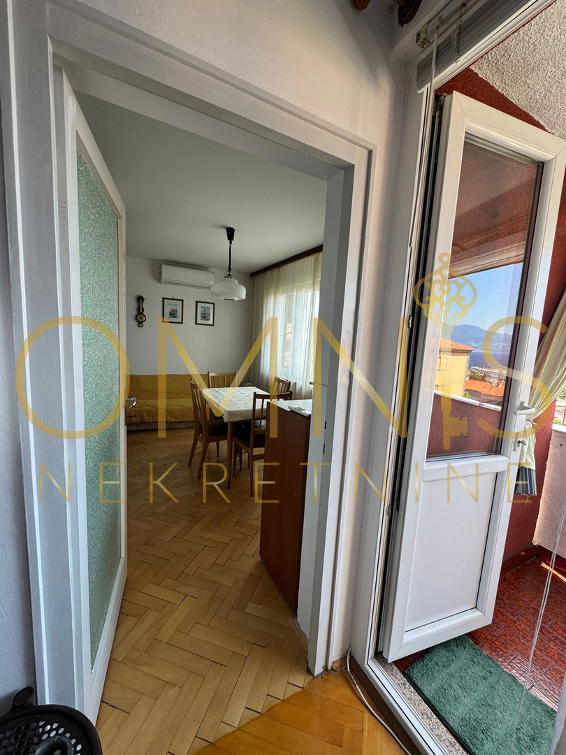 RIJEKA, PODMURVICE – Appartamento trilocale con balcone e vista mare, 68 m²