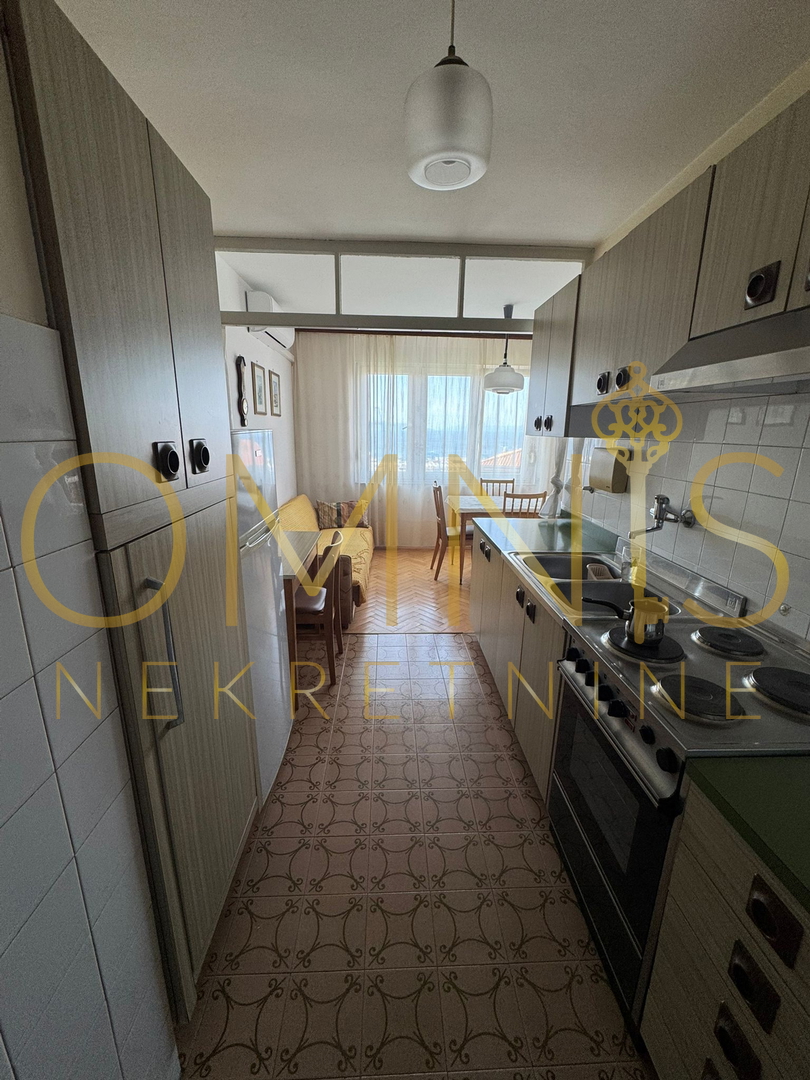 RIJEKA, PODMURVICE – Appartamento trilocale con balcone e vista mare, 68 m²
