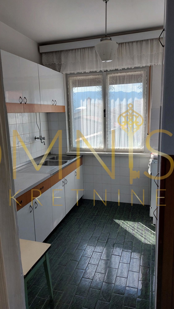 Piano di una casa indipendente con vista mare e potenziale commerciale – Marčeljeva Draga, Fiume