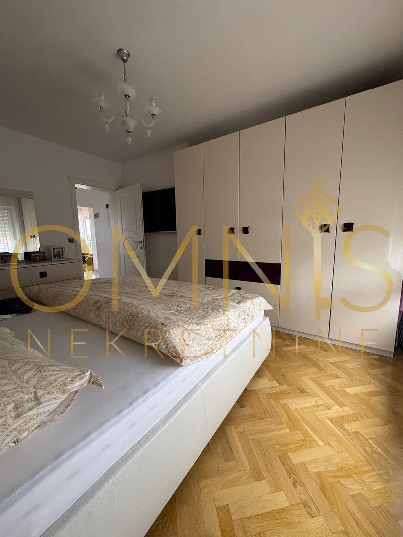 Juraši, Casa indipendente con tre appartamenti e due garage – ideale per famiglia o investimento