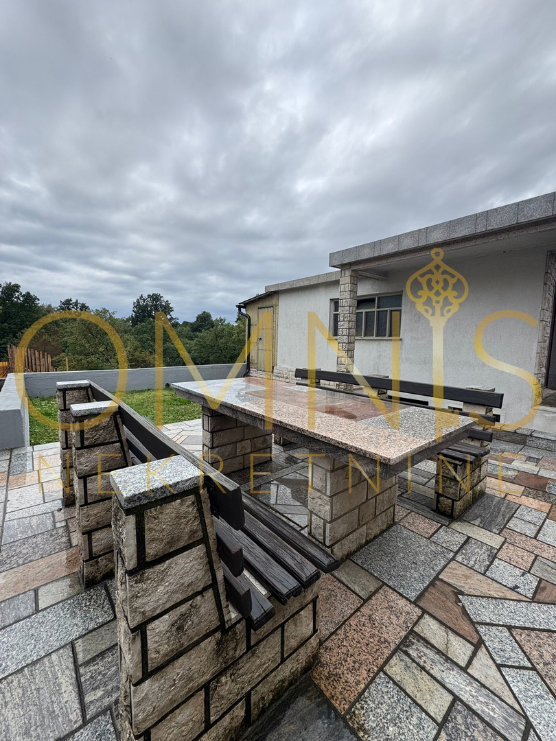 Juraši, Casa indipendente con tre appartamenti e due garage – ideale per famiglia o investimento