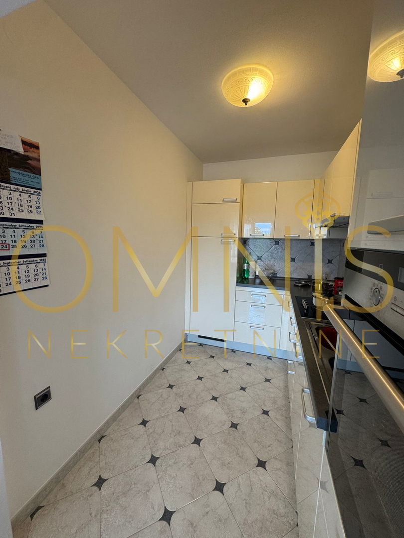 Juraši, Casa indipendente con tre appartamenti e due garage – ideale per famiglia o investimento