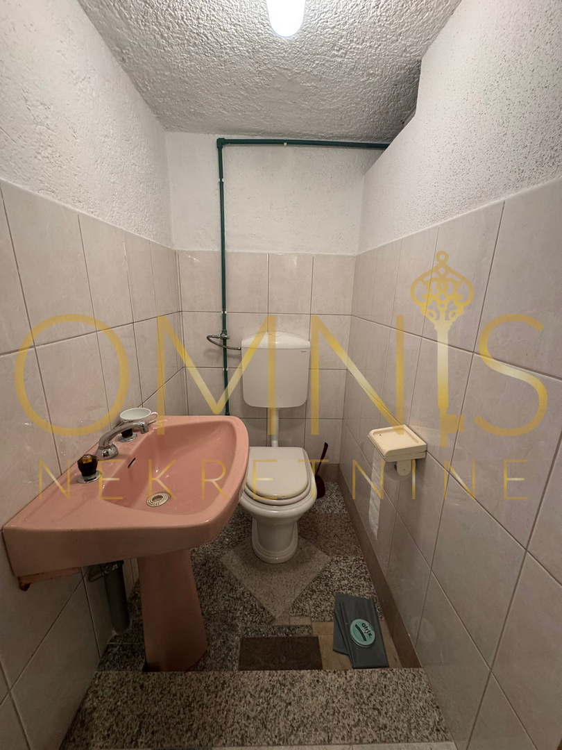 Juraši, Casa indipendente con tre appartamenti e due garage – ideale per famiglia o investimento