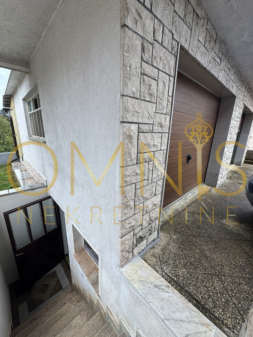 Juraši, Casa indipendente con tre appartamenti e due garage – ideale per famiglia o investimento