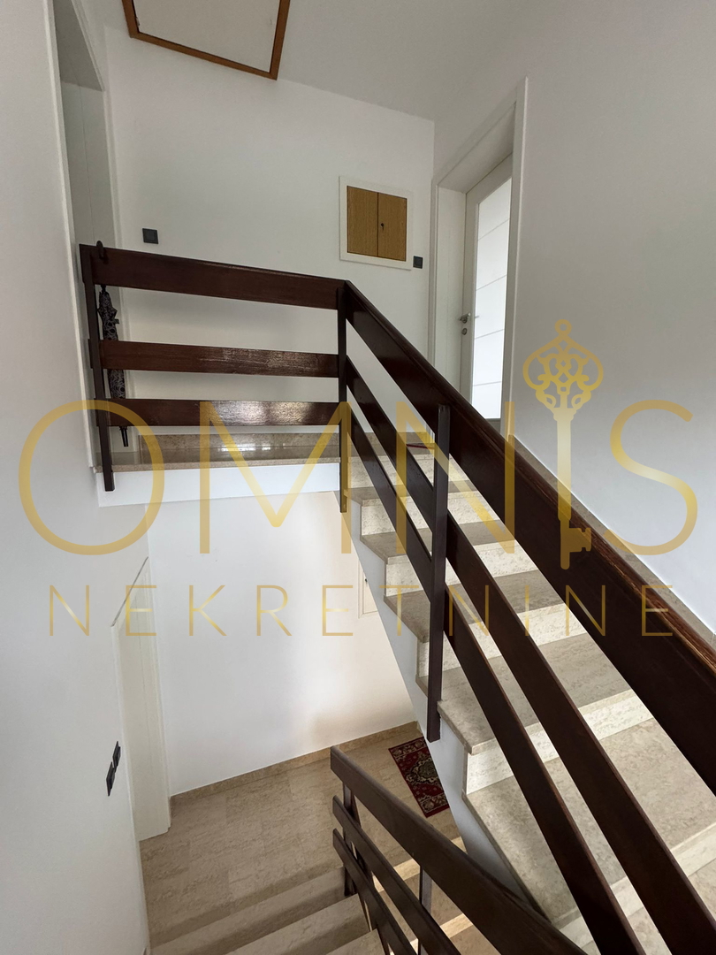 Juraši, Casa indipendente con tre appartamenti e due garage – ideale per famiglia o investimento