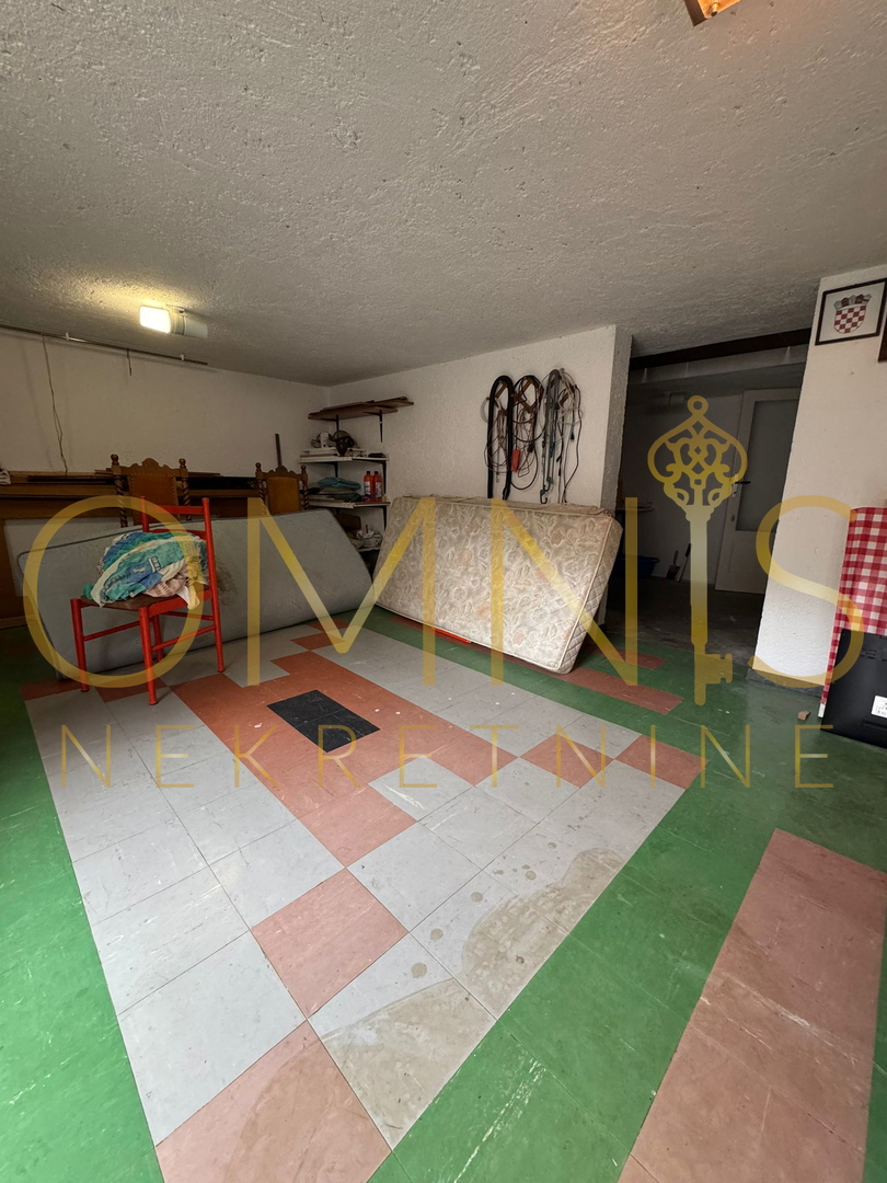 Juraši, Casa indipendente con tre appartamenti e due garage – ideale per famiglia o investimento