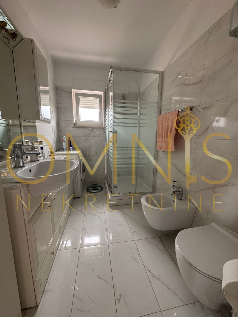 Juraši, Casa indipendente con tre appartamenti e due garage – ideale per famiglia o investimento