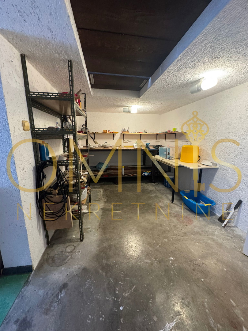 Juraši, Casa indipendente con tre appartamenti e due garage – ideale per famiglia o investimento